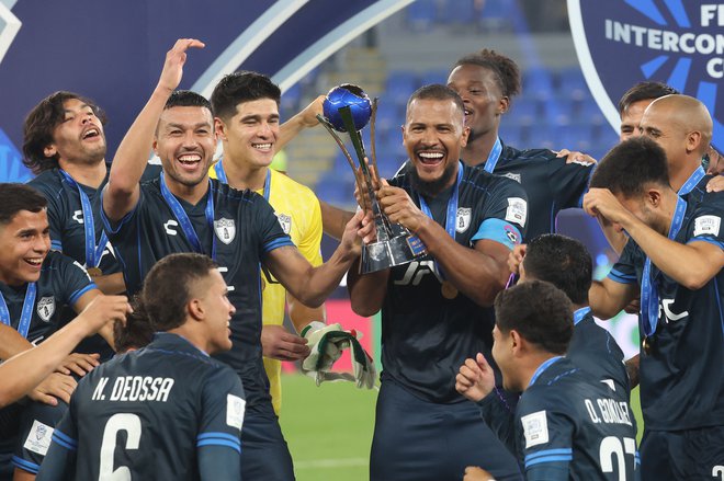 Nogometaši Pachuce slavijo po zmagi na nogometni tekmi medcelinskega pokala FIFA 2024 med brazilskim Botafogo in mehiško Pachuco, imenovani »Derbi obeh Amerik«. FOTO: Karim Jaafar Afp