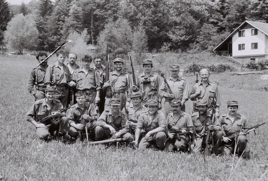 Fotografija: Teritorialno obrambo je po zaslugi hrabrih družin na tajnih lokacijah čakalo orožje.