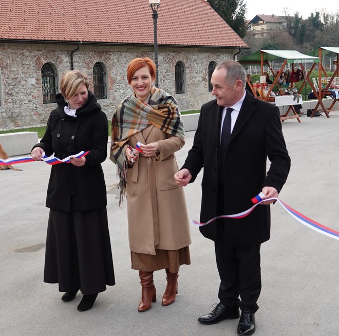 Ministrica je s prerezom traku odprla kompleks Auerspergove železarne ter prvo razstavo.