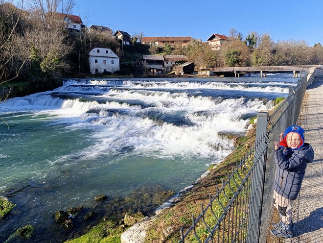 Pod prenovljeno pešpot s pogledom na najlepše slapove reke Krke se podpisuje občina.