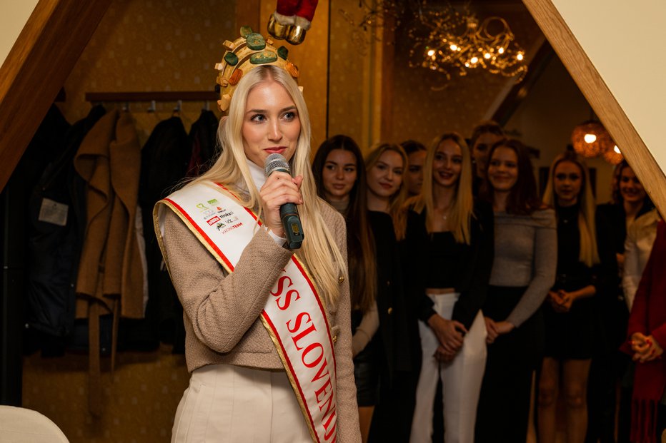 Fotografija: Dekleta je ves čas spremljala aktulana miss Slovenije Alida Tomanič. FOTOGRAFIJE: Miss Slovenije