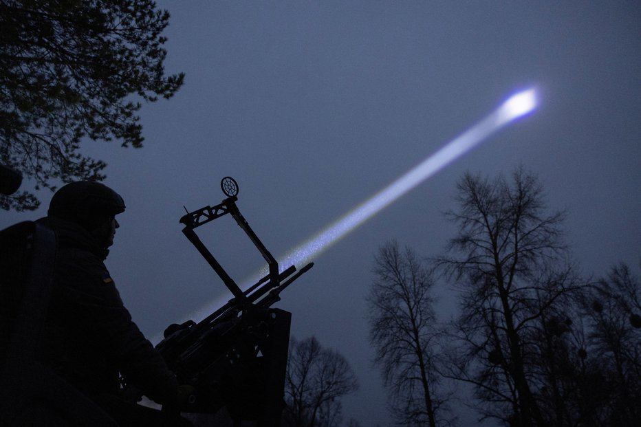 Fotografija: Gre za drone ali vesoljska plovila? Simbolična fotografija. FOTO: Valentyn Ogirenko Reuters