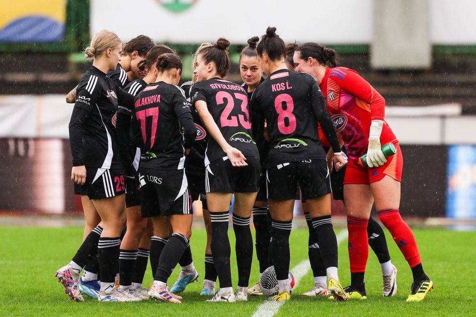 Fotografija: Tekma med ekipama ŽNK Olimpija in ŽNK Mura Nona FOTO: Aleš Fevžer