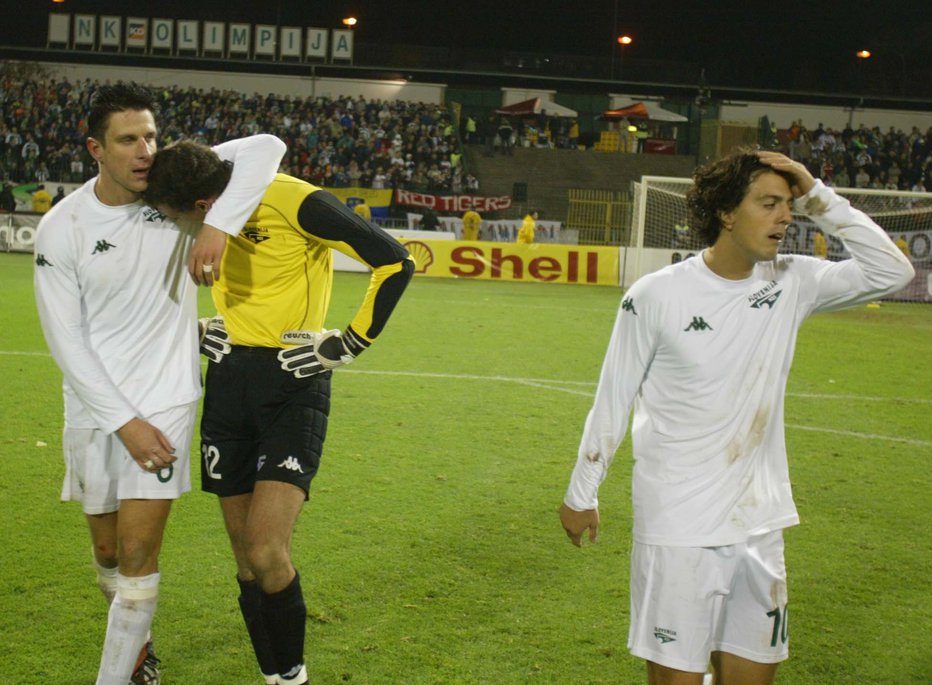 Fotografija: V slovenski reprezentanci je Aleksander Knavs (levo) doživel najlepše nogometne trenutke in tudi razočaranja. FOTO: Tomi Lombar