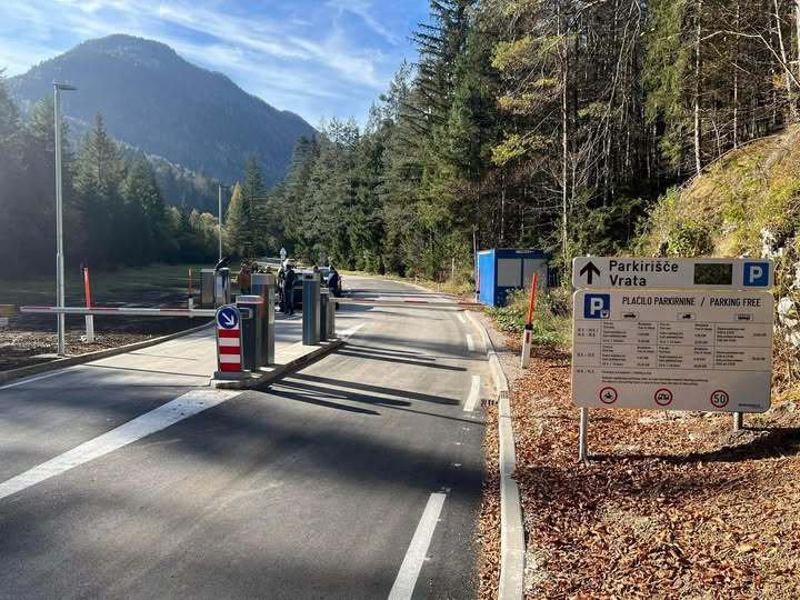 Fotografija: Obljubljali so brezplačno parkiranje v dolini Vrata, nato so spustili zapornico. FOTO: MZI