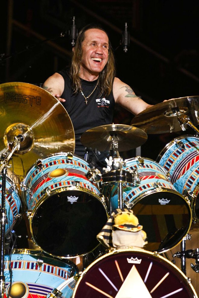 Nicko McBrain na svojem dolgoletnem delovnem mestu FOTO: adels/Wikimedia Commons CC BY 2.0