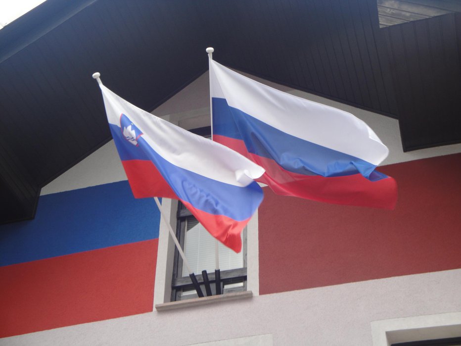 Fotografija: Zastava Republike Slovenije in slovenska narodna zastava se podata na hiše po Sloveniji za vse dela proste in delovne državne praznike na urejenih drogovih. FOTO: Stanislav Jesenovec