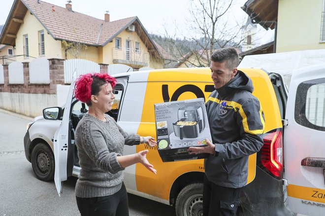 Neprestana rast spletne trgovine v kombinaciji z nakupovalno mrzlico pred prazniki obseg dostave paketov na globalni ravni letos potiska na rekordno raven.