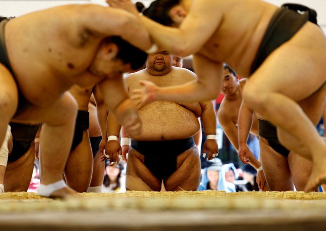 Trening v šintoističnem svetišču Jasukuni v Tokiu FOTO: Issei Kato/Reuters