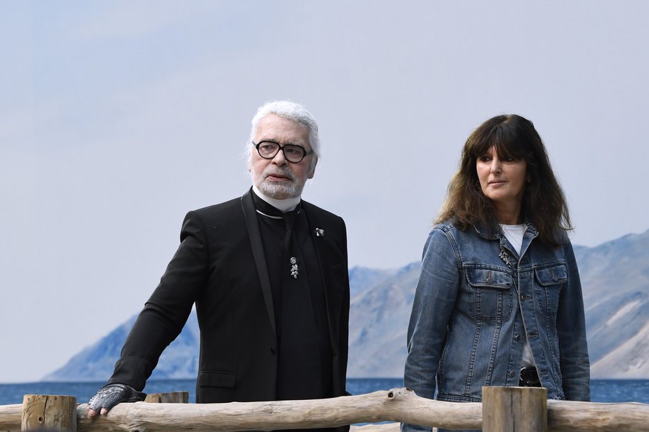 Fotografija: Karl Lagerfeld in Virginie Viard na modni reviji pomlad-poletje 2019 v Parizu. Foto: Bertrand Guay/AFP