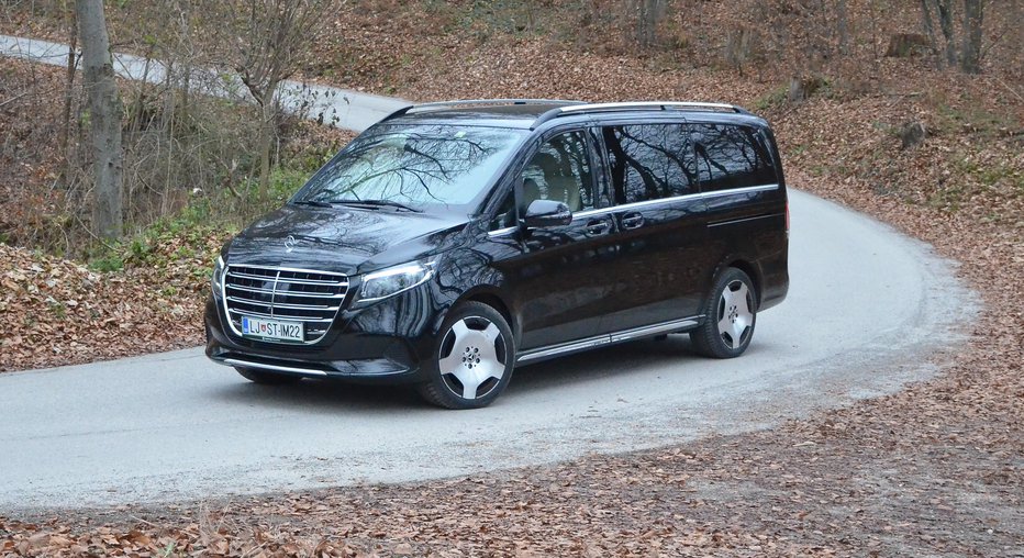 Fotografija: Mercedes razreda V je prestižni limuzinski prevoznik, ki se mu še naprej najbolj poda dizelski pogon. FOTO: Gašper Boncelj