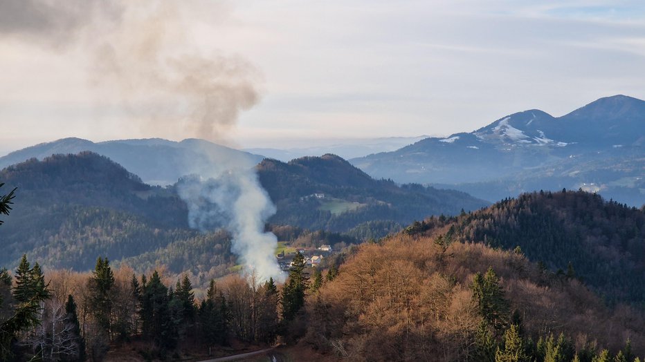 Fotografija: Dim je bilo mogoče opaziti že od daleč. FOTO: Š. A.