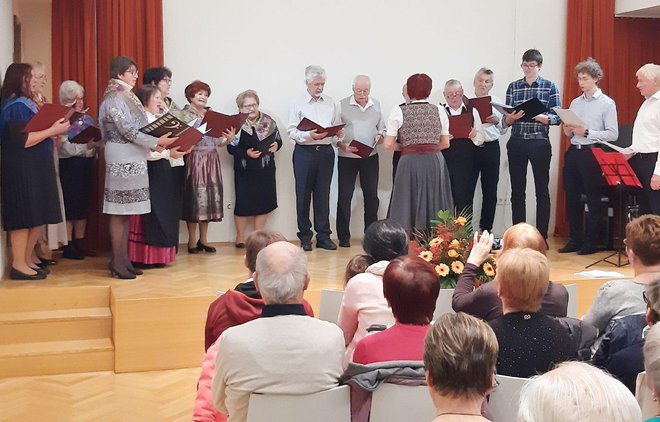 Pevke in pevci zbora se že pripravljajo na Božični koncert.