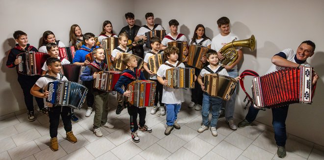 Člani harmonikarskega orkestra so se poimenovali Kontrasti. FOTO: Lea Dimitrovski/arhiv orkestra