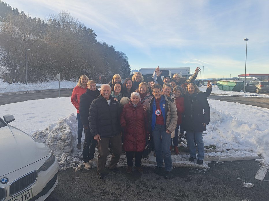 Fotografija: Srečanje nekdanjih mislinjskih odbojkaric ob 50-letnici; v prvi vrsti stojijo (z leve): Miro Pruš, Milica Pruš in prva kapetanka ŽOK Mislinja Anka Kunčič. FOTO: osebni arhiv