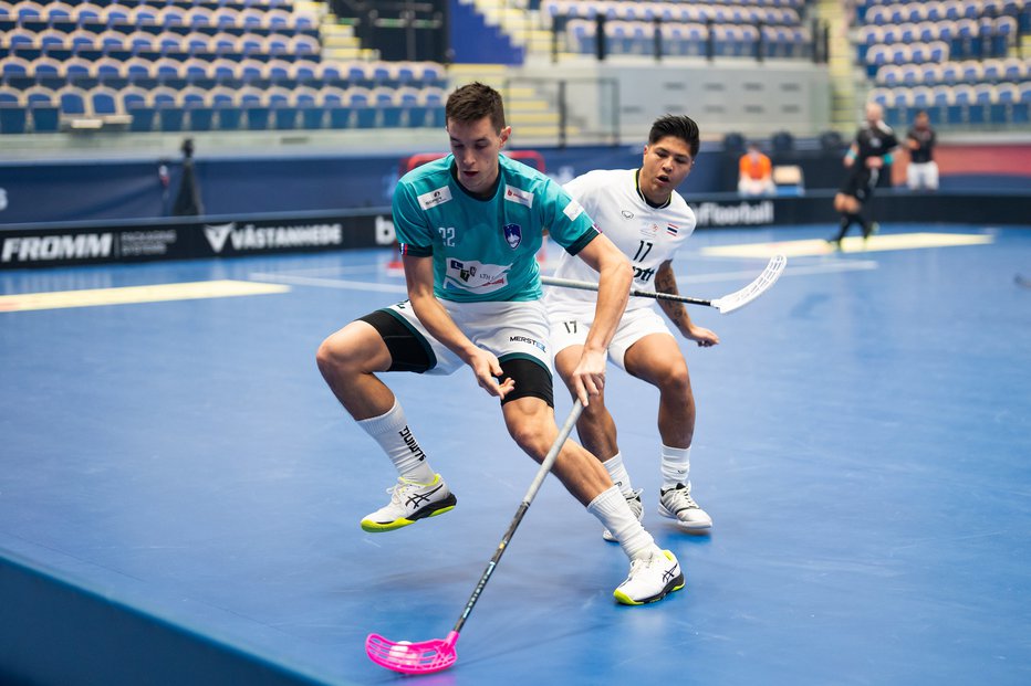 Fotografija: Slovenija se je izkazala na premieri na svetovni ravni – po dve zmagi in remija ter poraz so bilanca naših fantov. FOTO: Floorball zveza Slovenije