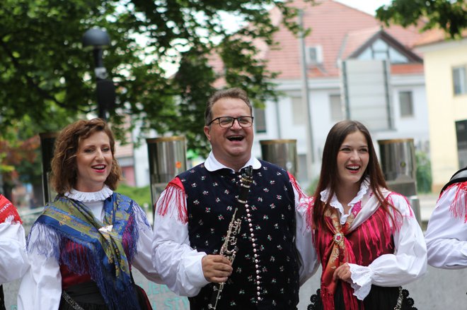 Z Alenko Frece in Lariso Majcen poje v tercetu v ansamblu Lah-ov Boris s prijatelji. FOTO: osebni arhiv