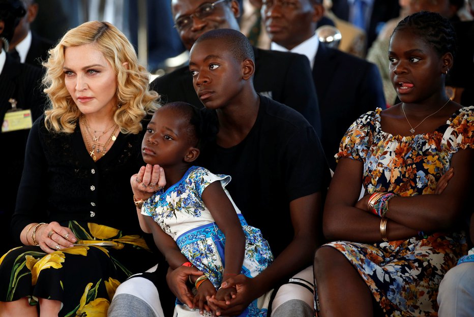 Fotografija: Ob dveh bioloških ima Madonna še štiri posvojene otroke. FOTO: Siphiwe Sibeko/Reuters