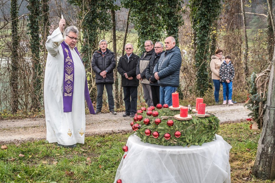 Fotografija: Župnik Janez Furman je blagoslovil vseh 116 venčkov. FOTO: Jože Hvala