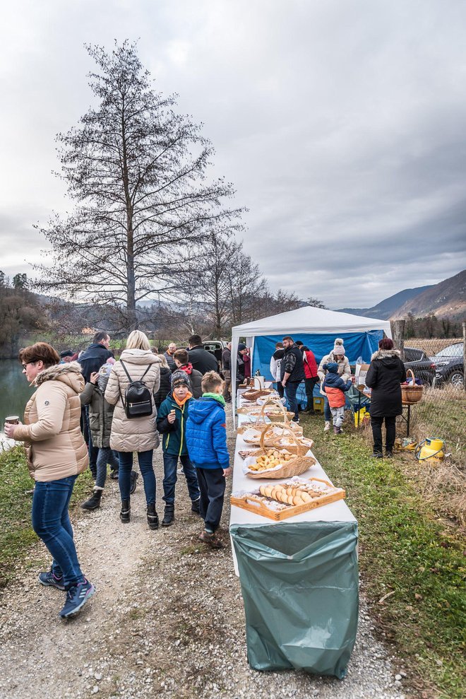 Tudi za jedačo in pijačo so poskrbeli. FOTO: Jože Hvala