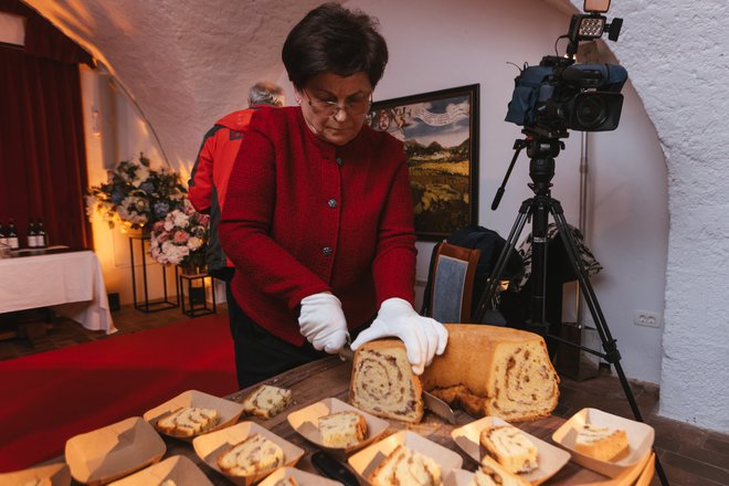 Mojstrica peke potic Sonja Jezeršek je za odprtje razstave spekla skoraj ducat potic. FOTO: Boris Pretnar