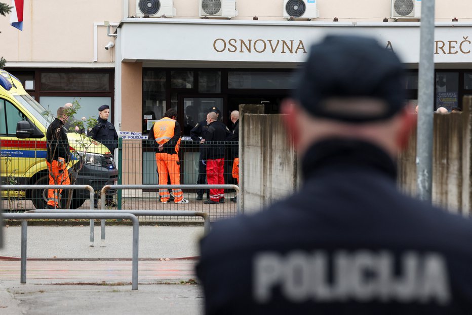 Fotografija: Prijeli so ga in odpeljali v reševalno vozilo. FOTO: Antonio Bronic/Reuters