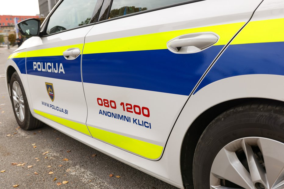 Fotografija: Kranj, Slovenia - October 21, 2022: Slovenian police patrol car parked in front of the police station in Kranje.. Police car with the lettering 