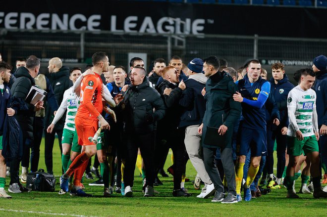 V tretjem polčasu v Celju je imel bojeviti in jezični coljski trener Albert Riera glavno besedo. FOTO: Leon Vidic