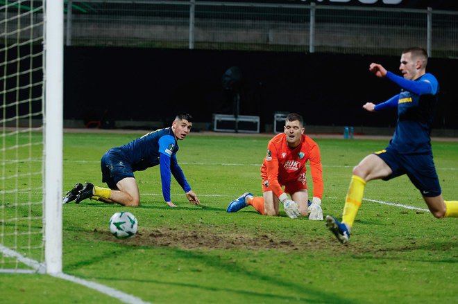 David Zec (desno) je po strelu Svita Sešlarja z golom zaključil svvoje celjsko poglavje. FOTO: Leon Vidic