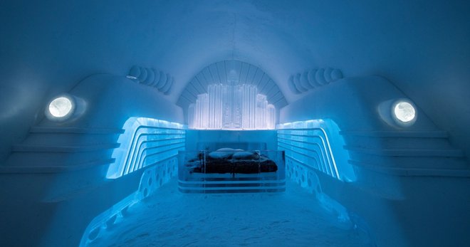 Da vas na postelji ne zebe, poskrbijo živalske kože. FOTO: Icehotel/facebook