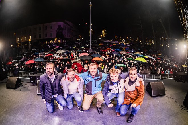 Ićkoti so Kongresni trg napolnili do zadnjega kotička, po nekaterih ocenah naj bi se jim smejalo več kot 10.000 ljudi. FOTO: DARJA ŠTRAVS TISU