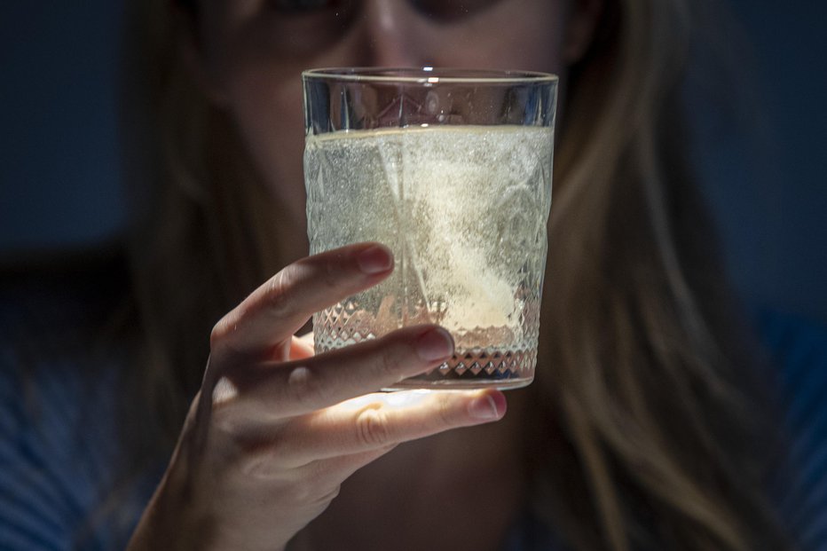 Fotografija: Prehranska dopolnila delujejo na več načinov, pomembno je predvsem, da lahko neposredno prispevajo k obnovi hrustanca ali sklepne tekočine; z njimi torej odpravljamo vzroke in ne le posledic. FOTO: Voranc Vogel