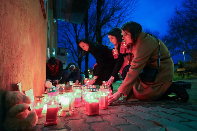 Po napadu številni prižigajo sveče. FOTO: Damir Sencar Afp