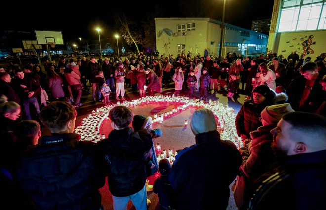 Številni so se zbrali pred šolo. FOTO: Damir Sencar Afp