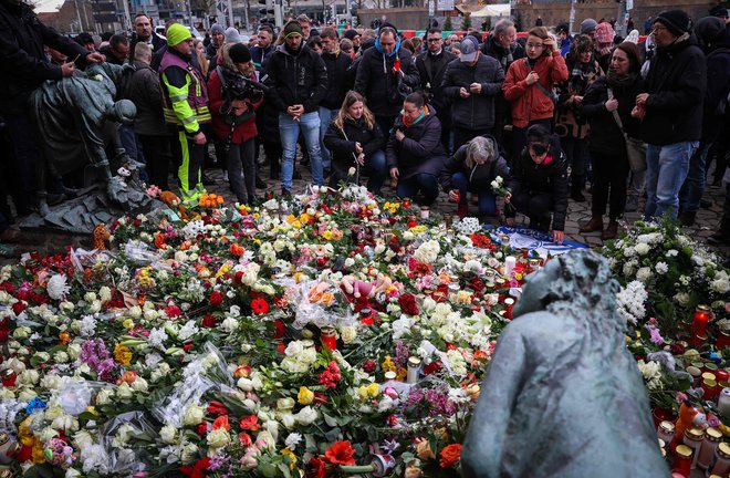 Cvetje v spomin na žrtve. FOTO: Ronny Hartmann Afp