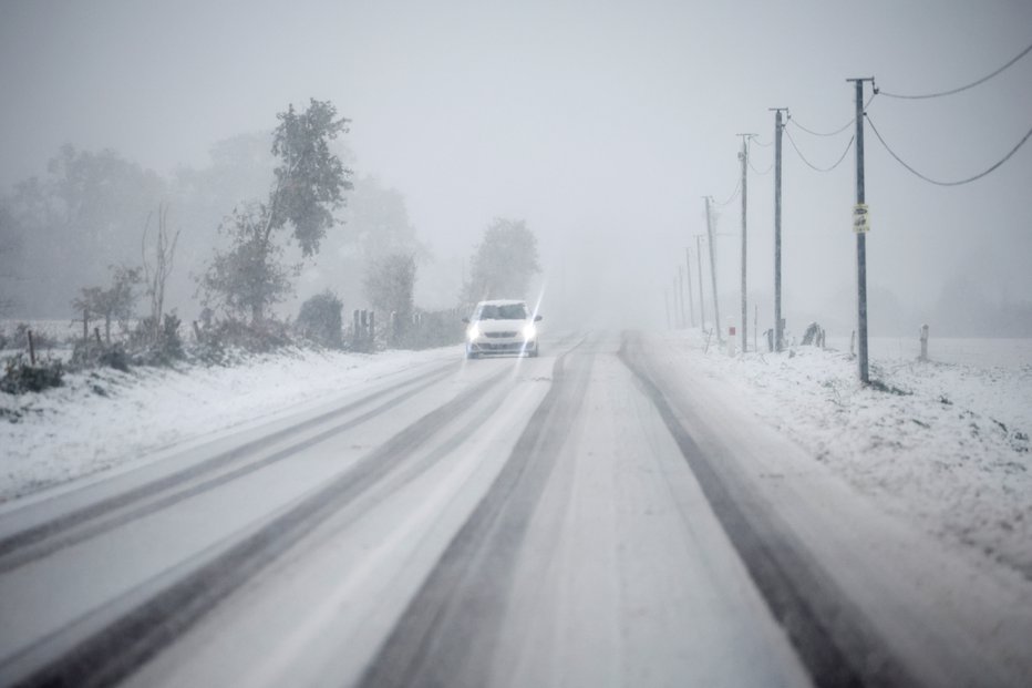 Fotografija: Povsod po Evropi mora imeti avtomobil zimsko opremo, kadar sneži oziroma ko so na cesti zimske razmere. FOTO: Stephane Mahe/Reuters