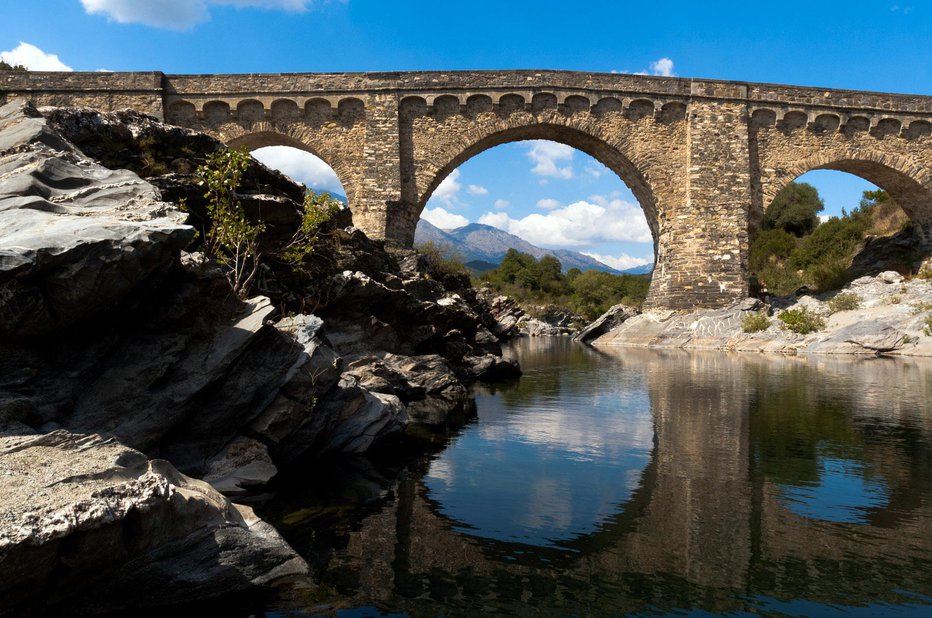 Fotografija: Srednjeveški most na Korziki. FOTO: Janez Mihovec 