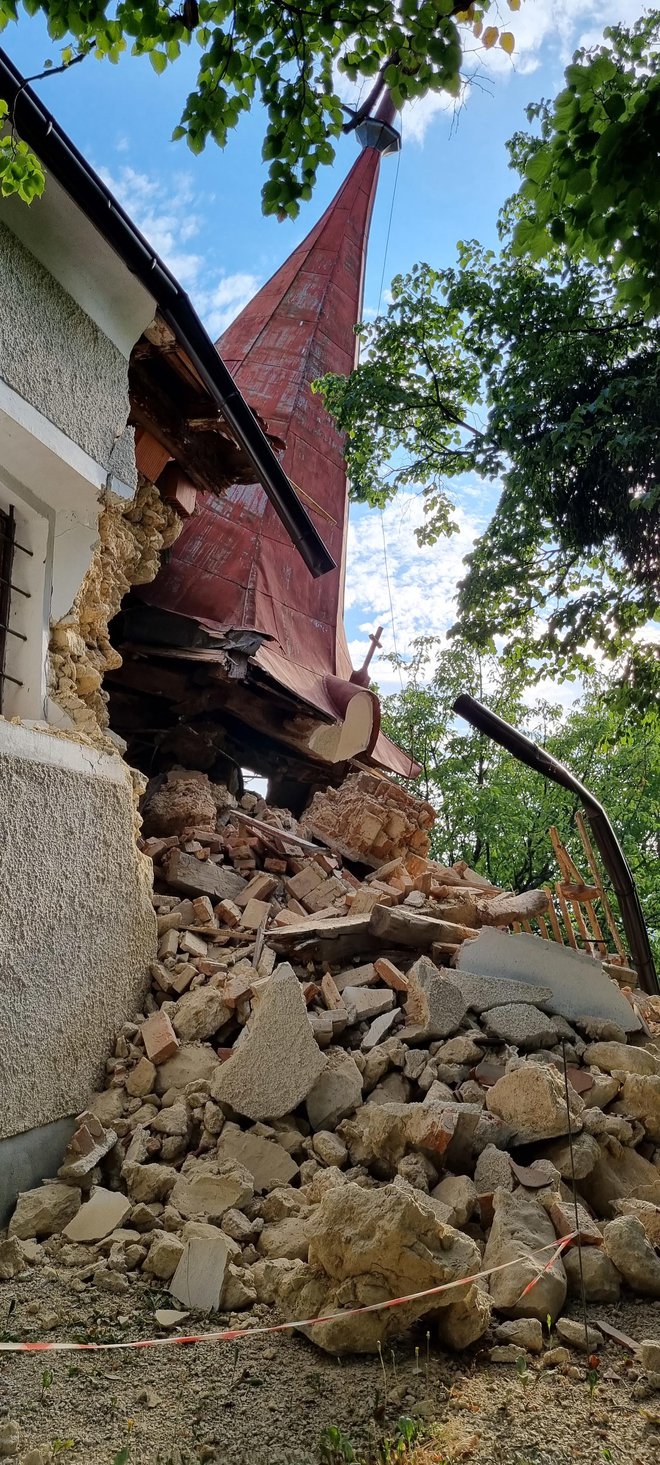 Potres pred štirimi leti je poškodoval zvonik cerkve na Malem Vrhu pri Globokem. FOTO: Aleš Slovenc