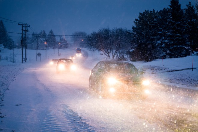 Sneg bo na cestah povzročal težave. FOTO: Aetb Getty Images/istockphoto