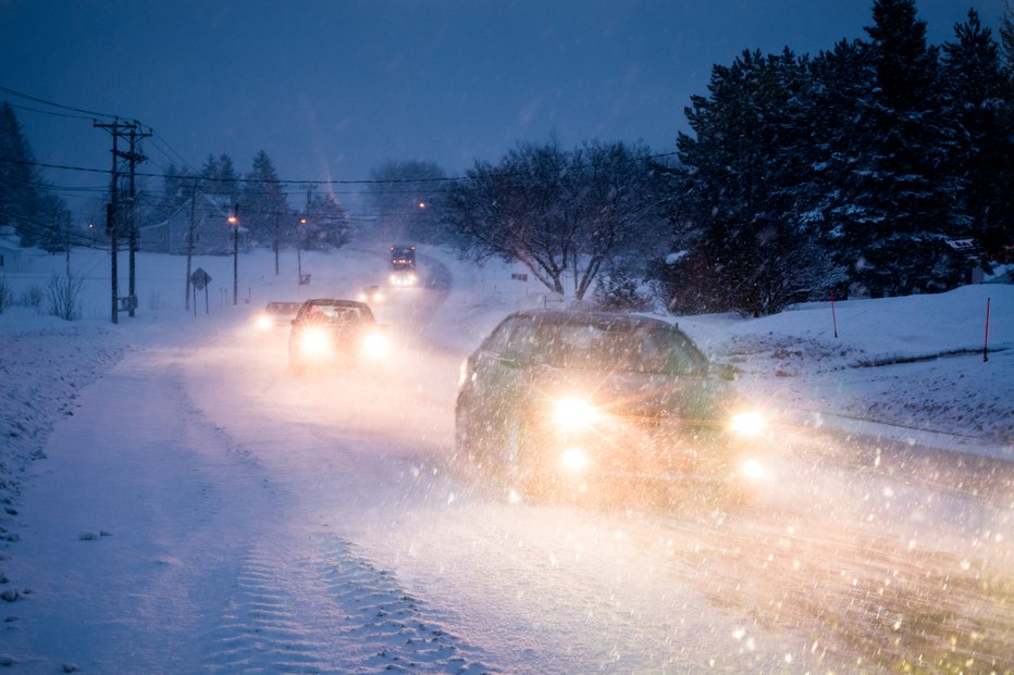 Fotografija: Sneg bo na cestah povzročal težave. FOTO: Aetb Getty Images/istockphoto