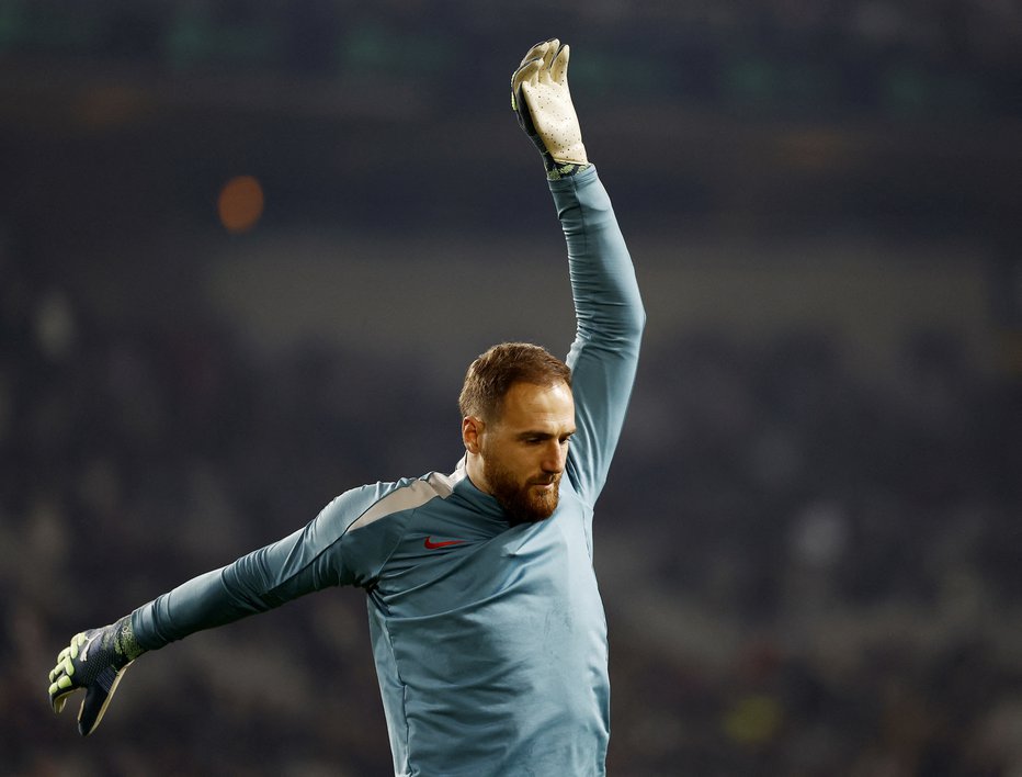 Fotografija: Jan Oblak na ogrevanju pred tekmo, ki je Madridčane zasidrala v krogu kandidatov za naslov. FOTO: Juan Medina/Reuters