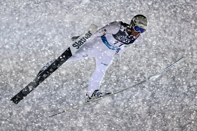 Timi Zajc je v močnem sneženju poletel do desetega mesta. FOTO: Geir Olsen/Reuters