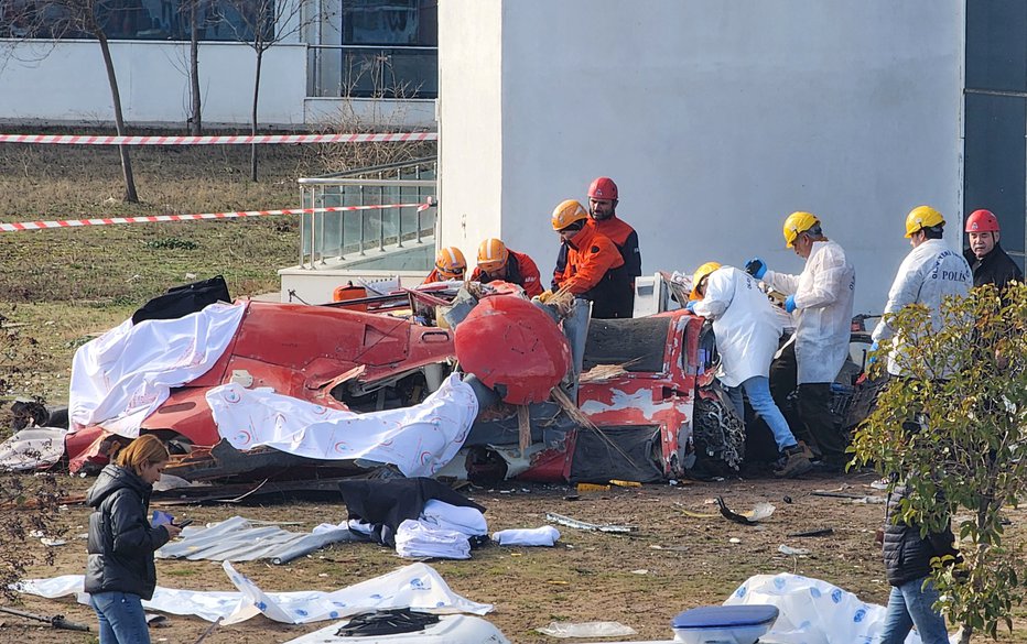 Fotografija: Police forensic experts examine the wreckage of an ambulance helicopter after it collided with a hospital building and crashed into the ground, in Mugla, Turkey, December 22, 2024. REUTERS/Kenan Gurbuz FOTO: Kenan Gurbuz Reuters