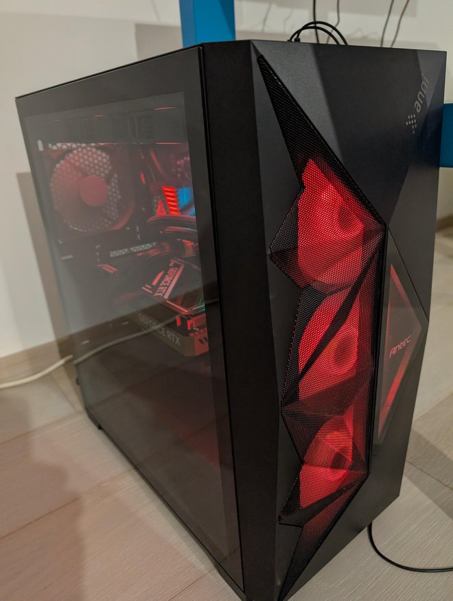 Anni gamer extreme R7 5700X že na pogled ni slab. FOTO: Staš Ivanc