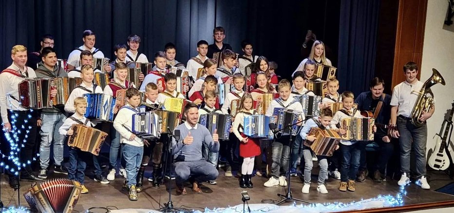 Fotografija: Harmonikarji Žana Bregarja so v Radečah poskrbeli za izjemen zaključek leta. FOTOGRAFIJE: Osebni arhiv