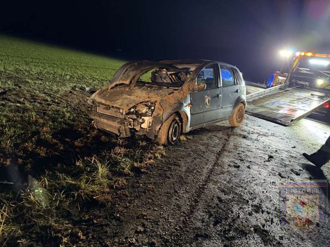 Gasilci so reševali osebo iz avtomobila na strehi. FOTO: Pgd Ljutomer