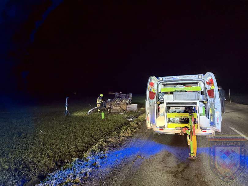 Fotografija: Gasilci so reševali osebo iz avtomobila na strehi. FOTO: Pgd Ljutomer