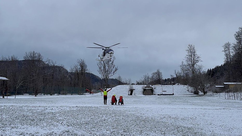 Fotografija: Helikopter se zaradi premočnega vetra ni mogel približati kraju nesreče. FOTO: Gorska Reševalna Zveza Slovenije