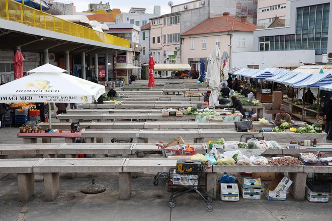 24. 12. 2024, Šibenik – Na božični večer zaradi velikega mraza in burje tržnica in ribarnica samevata. FOTO: Duško Jaramaz/pixsell