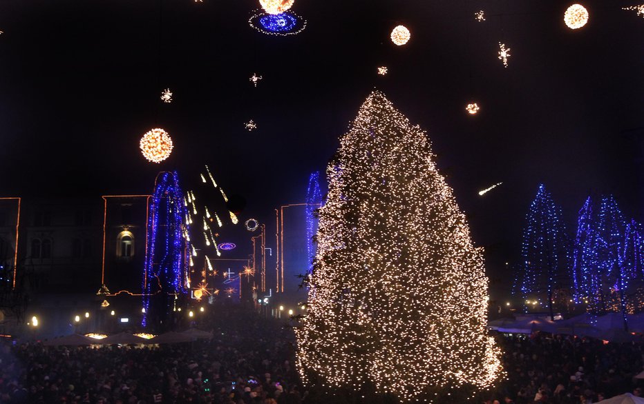 Fotografija: V Ljubljani se za silvestrovo zbere ogromno ljudi. FOTO: Vukelič Ljubo